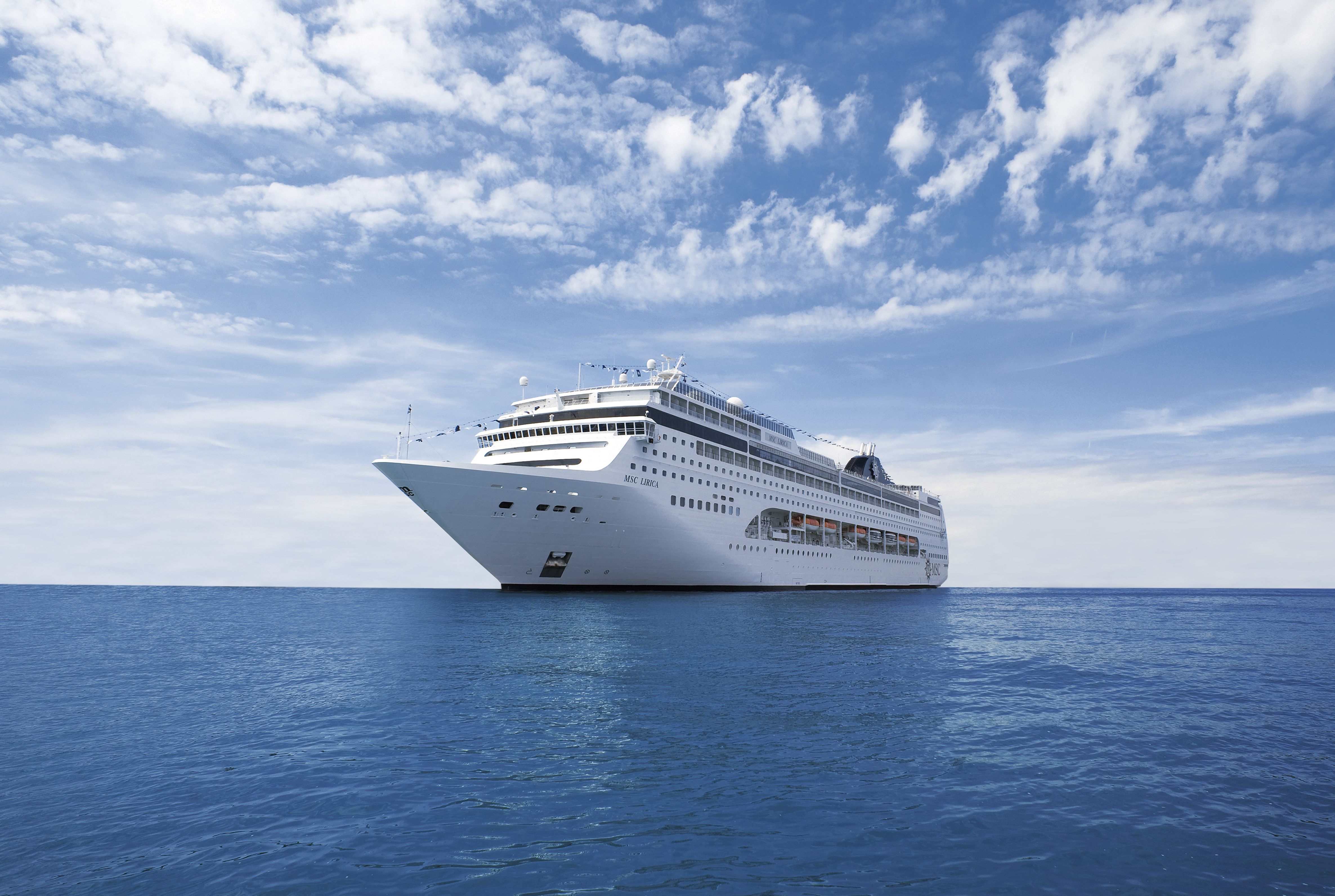 Kreuzfahrtschiff auf dem Meer
